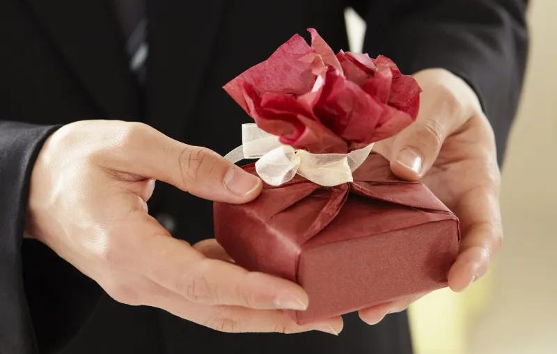Five Small Gestures: The Quiet Grammar of Japanese Gift Wrapping